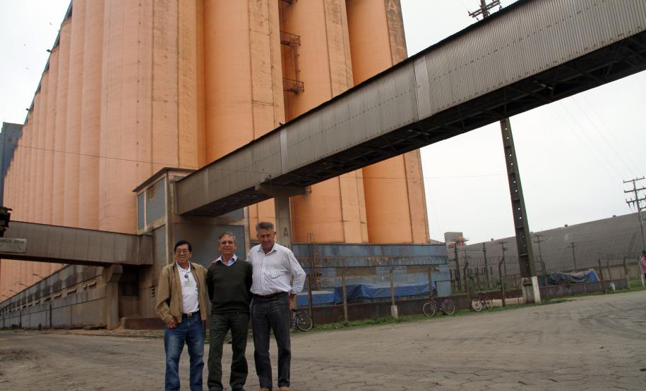 Agricultores paranaenses visitam o Porto de Paranaguá A Faep integra 184 sindicatos rurais, dos quais os agricultores que visitaram o porto são presidentes ou diretores. A maioria dos produtores que estiveram em Paranaguá, nesta sexta-feira, produz soja e milho. Porém, também havia cafeicultores e produtores de mandioca. Ao todo, no Paraná, são quase 350 mil produtores rurais.