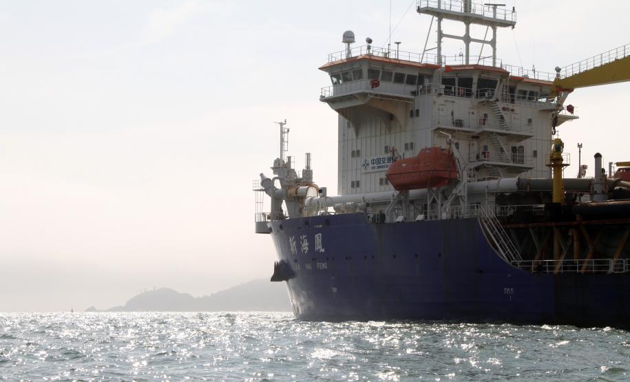 Comunidades recebem resultados do monitoramento ambiental A partir desta semana, a Administração dos Portos de Paranaguá e Antonina (Appa) coloca em prática a segunda etapa do Plano de Comunicação da dragagem de manutenção dos pontos críticos do Canal da Galheta. Além de apresentar os resultados da análise ambiental que antecedeu o trabalho, durante as reuniões as equipes ainda elaboram o Diagnóstico Socioambiental Participativo. Este faz parte do Programa de Educação Ambiental.