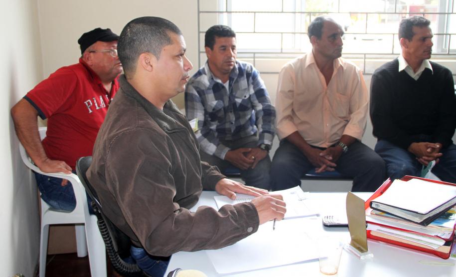 Comunidades recebem resultados do monitoramento ambiental “Tão importante quanto manter a draga trabalhando é manter a comunidade do entorno informada. Assim garantimos segurança para a navegação e para a população. O objetivo de desenvolver planos de comunicação e educação ambiental – antes, durante e depois – é tirar as dúvidas e levar alternativas”, explica o superintendente da Appa, Luiz Henrique Dividino.