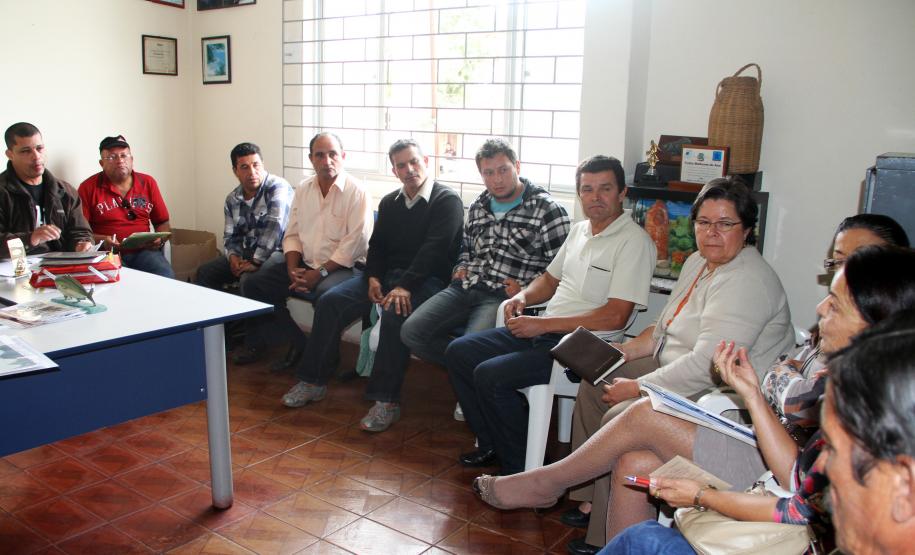 Comunidades recebem resultados do monitoramento ambiental Na última terça-feira (14), as equipes da Appa e da DTA Engenharia, empresa contratada para a execução da dragagem, se reuniram com os líderes comunitários das comunidades vizinhas, na Colônia de Pescadores Z1, em Paranaguá. Até o final da semana, outras nove comunidades serão visitadas.