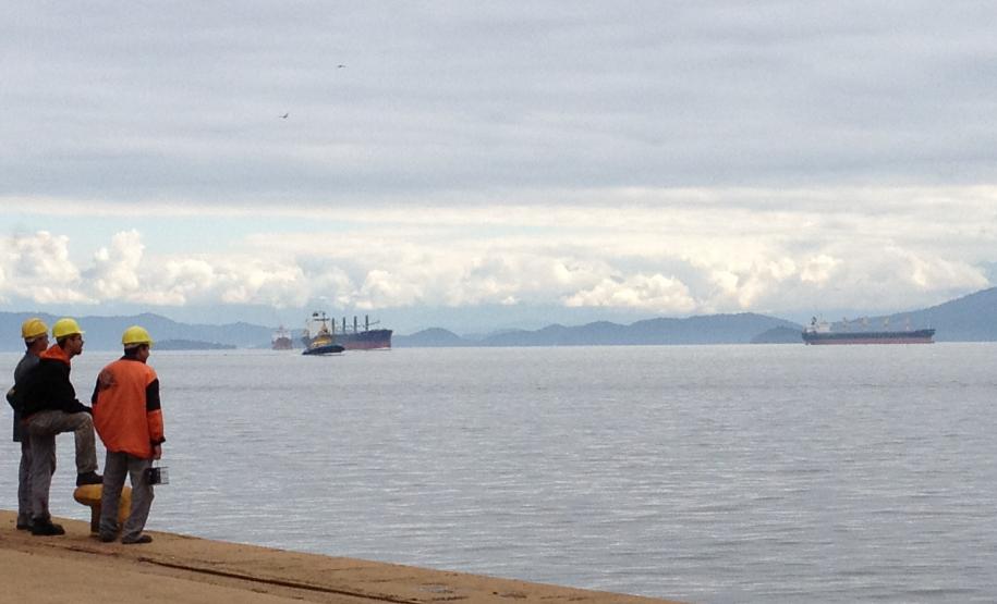Falta de trabalhadores prejudica operação em Paranaguá Há cerca de 20 dias, em virtude da grande quantidade de ações judiciais, o Órgão Gestor de Mão de Obra Portuária (OGMO) do Porto de Paranaguá instalou a chamada trava na dobra da escala eletrônica, mecanismo que impede que Trabalhadores Portuários Avulsos (TPAs) dobrem a jornada de trabalho e descumpram a lei, que determina intervalos de descanso de 11 horas entre um turno e outro de trabalho.
