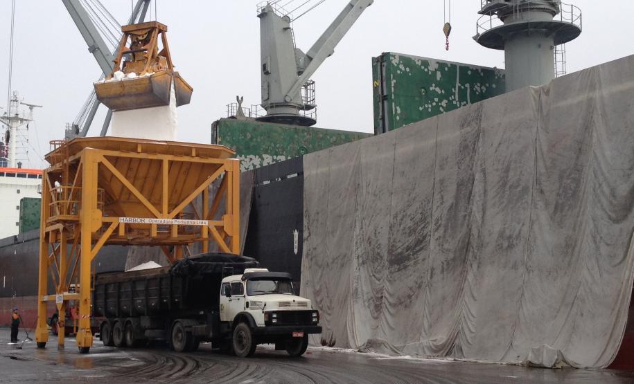 Falta de trabalhadores prejudica operação em Paranaguá Apesar de existirem trabalhadores portuários avulsos suficientes para atender a demanda do Porto – cerca de 2.600 divididos em seis categorias sindicais – está faltando gente para trabalhar. O resultado é atraso nas operações. Os navios mais prejudicados são os de açúcar e fertilizantes. De acordo com o departamento de operações da Appa, há navios que estão levando o dobro do tempo para operar, contribuindo para aumentar ainda mais a quantidade de navios ao largo.