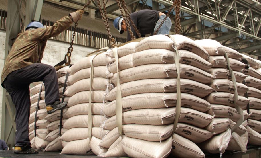 Falta de trabalhadores prejudica operação em Paranaguá De acordo com o presidente do Sindicato dos Operadores Portuários (Sindop), Edson Cezar Aguiar, a medida foi tomada em função de uma avalanche de ações trabalhistas. “Já temos um passivo de R$ 200 milhões em ações de TPAs que estão requerendo na justiça o pagamento de horas extras toda vez que extrapolavam o turno de seis horas de trabalho”, explica Aguiar.