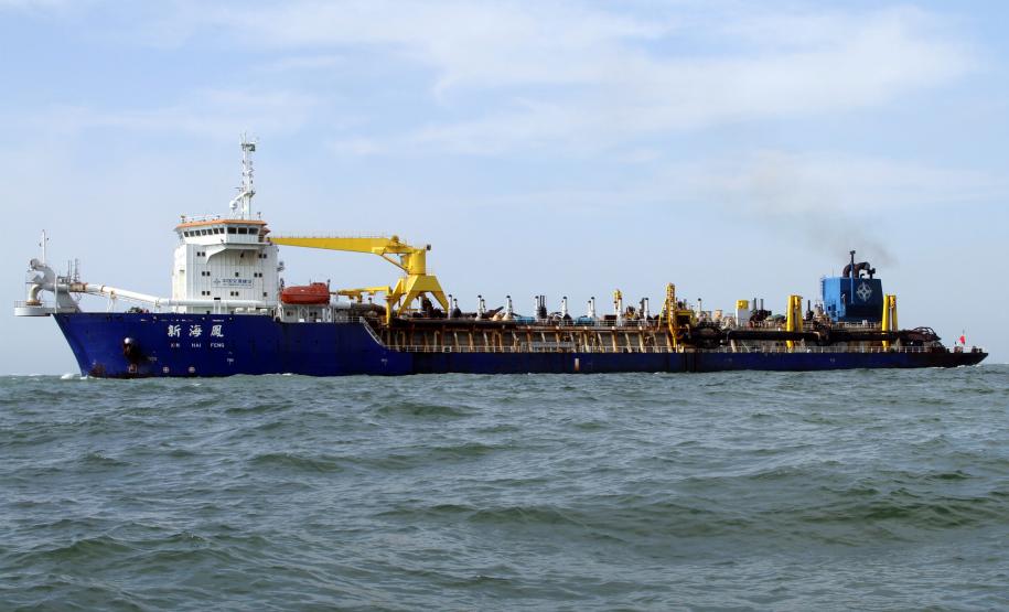 Draga conclui 50% da dragagem da área Alfa, em Paranaguá A draga Xin Hai Feng, que está realizando a dragagem dos pontos críticos ao longo do Canal da Galheta, já dragou 50% da área Alfa, a primeira ser dragada e a mais crítica ao longo do Canal.