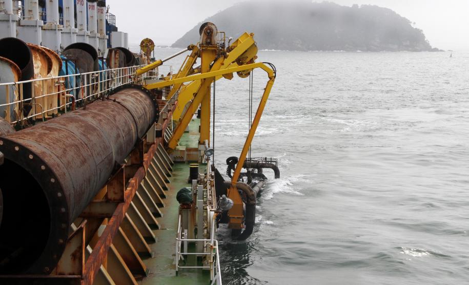 Draga conclui 50% da dragagem da área Alfa, em Paranaguá Os técnicos que estão trabalhando na operação prevêem mais 20 dias de trabalho até concluir a dragagem do trecho, que é o mais extenso de toda a campanha que está sendo realizada em Paranaguá.