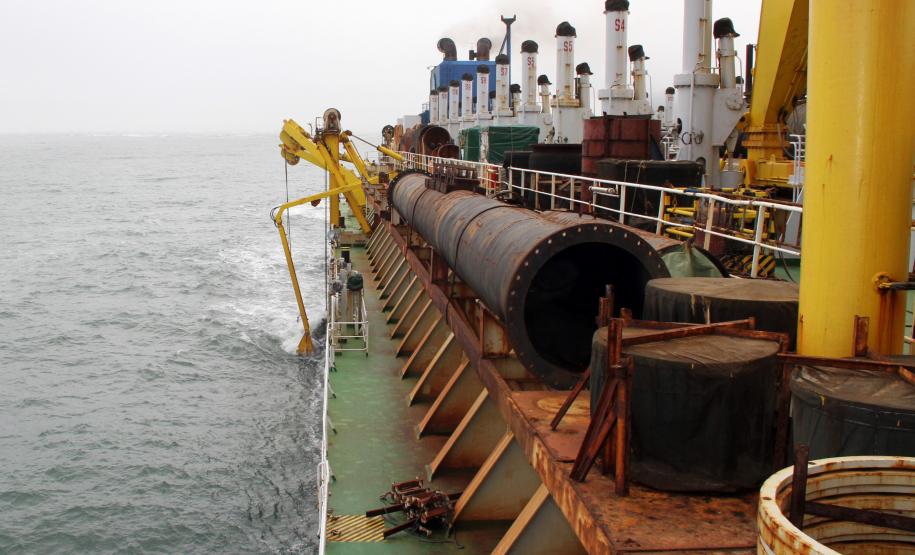 Draga conclui 50% da dragagem da área Alfa, em Paranaguá A área Alfa tem, no total, dois milhões de metros cúbicos de sedimentos a serem retirados. A área de despejo fica a cerca de uma hora da região, o que tem permitido que a draga faça cinco viagens por dia. A draga tem capacidade de cisterna de 17 mil metros cúbicos.