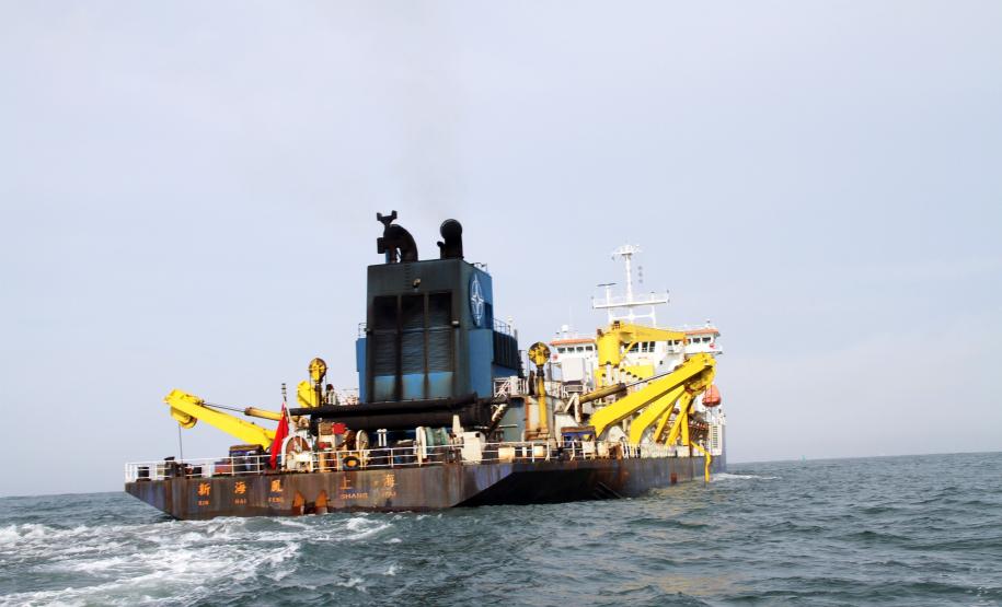 Draga conclui 50% da dragagem da área Alfa, em Paranaguá A dragagem foi iniciada no dia 18 de julho. Com a dragagem, a profundidade do Canal da Galheta será restabelecida em 15 metros. Hoje, há pontos com 13,10 metros de profundidade.