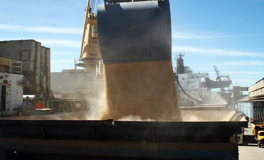 Importação de malte e cevada cresce 10% em Paranaguá Cerveja – Grandes clientes da Cooperativa Agrária são as cervejarias artesanais paranaenses. De acordo com a Associação dos Cervejeiros Artesanais do Paraná (Acerva-PR), além de produzir o malte "base", que compõe de 70 a 95% de uma receita de cerveja, a Agrária é importadora de maltes especiais, utilizados para cores e sabores diferenciados.