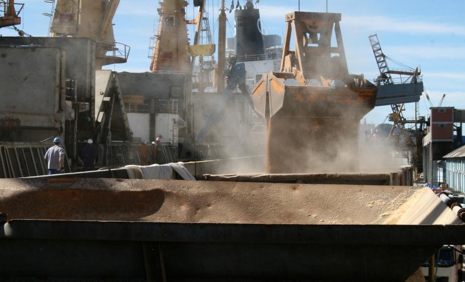 Importação de malte e cevada cresce 10% em Paranaguá Segundo o departamento de operações da Administração dos Portos de Paranaguá e Antonina (Appa), os navios de malte e cevada, assim como os de trigo, não aguardam ao largo para atracar