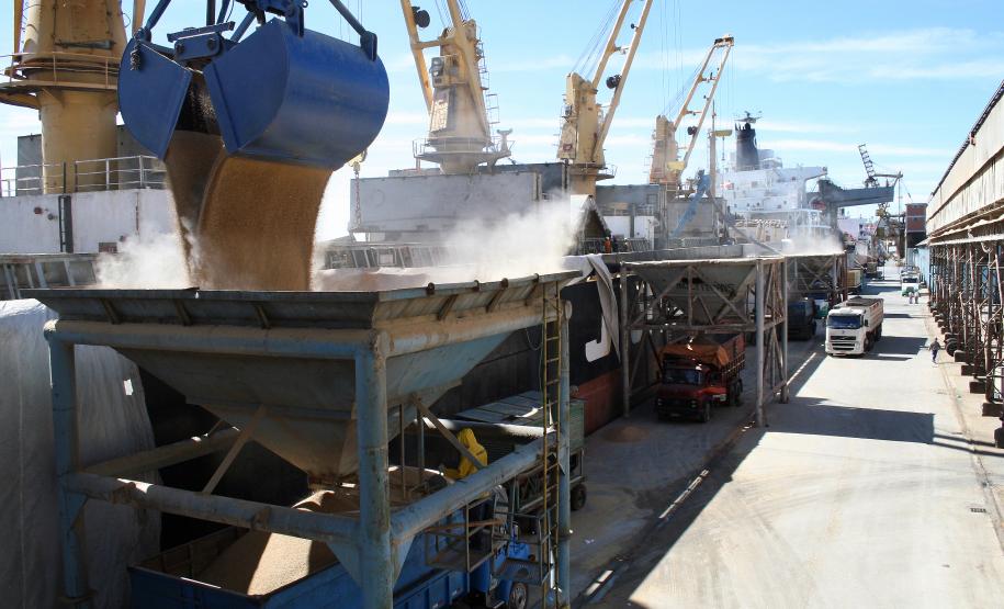 Importação de malte e cevada cresce 10% em Paranaguá Nos sete primeiros meses do ano, o Porto de Paranaguá recebeu 25 navios carregados de malte e cevada. Ao todo, nesse período, foram mais de 144 mil toneladas importadas da Argentina, Uruguai e Alemanha. O volume é 10% maior do que o registrado em 2011. Os produtos são utilizados, principalmente, na fabricação das cervejas artesanais.