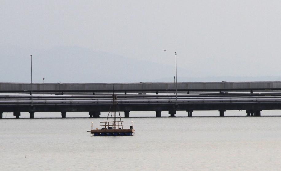 Começam os estudos para a ampliação do Porto de Paranaguá Furos - Inicialmente, serão feitos três furos no Píer de Inflamáveis, seis furos no extremo oeste do Cais Comercial, cinco furos no alinhamento de berço 212 (Corredor de Exportação) e dois furos no extremo leste. O serviço (considerando os furos e a consolidação dos dados coletados) tem prazo máximo de execução de 60 dias. O contrato tem valor de R$ 306 mil, pagos com recursos próprios da Appa.