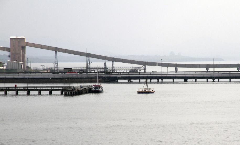 Começam os estudos para a ampliação do Porto de Paranaguá A Administração dos Portos de Paranaguá e Antonina (Appa) já começa a colocar em prática o plano de expansão anunciado em abril. Esta semana está sendo realizada a sondagem a percussão em água que permite o reconhecimento do solo para dar início aos projetos de fundação das obras de ampliação.