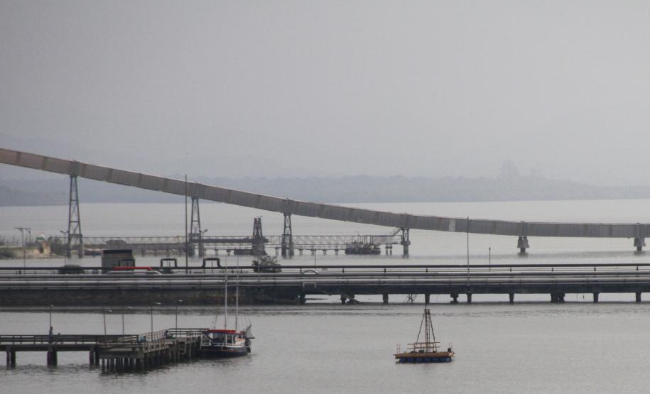 Começam os estudos para a ampliação do Porto de Paranaguá A empresa contratada para esse serviço é a Soloporte Construções e Comercio Ltda. Assinado na segunda metade de junho, o contrato com a Appa prevê 16 furos de sondagem a percussão em água, com comprimento estimado de 35 metros, sendo dez metros de lâmina de água e 25 metros de perfuração em solo (no fundo do mar).