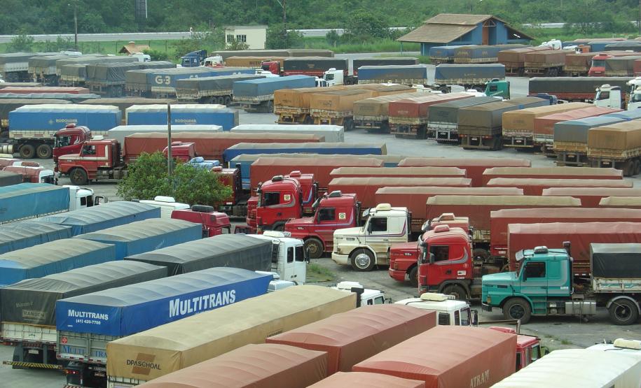 Appa registra movimento recorde de caminhões A área possui capacidade de estacionamento de 1.400 caminhões, sendo que a capacidade instalada de recebimento do Complexo de Silos de Graneis Sólidos pode absorver até 2.800 caminhões/dia.