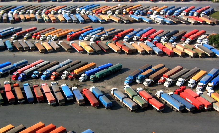 Appa registra movimento recorde de caminhões Esta semana, a média de caminhões que passaram pelo Pátio de Triagem da Administração dos Portos de Paranaguá e Antonina (Appa) foi de três mil veículos por dia. Já na segunda-feira, entre os que deram entrada e foram liberados para a descarga, o pico chegou a 3.325 veículos.