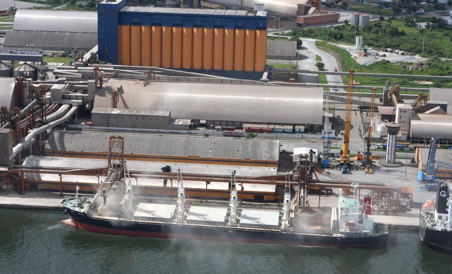Navios sem prontidão de carga pioram a fila em Paranaguá O complexo corredor de exportação de Paranaguá funciona com uma logística que leva em conta desde a saída dos caminhões do interior até o embarque nos navios, passando pelo espaço em armazém para recebimento da carga.