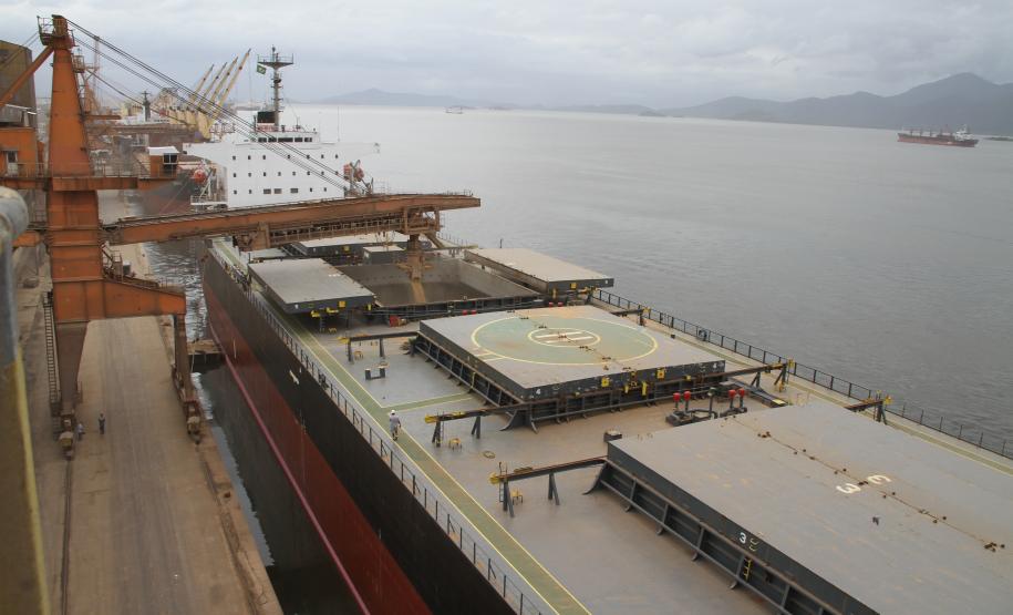 Com o tempo bom, o Corredor de Exportação embarca diariamente entre 60 e 80 mil toneladas, podendo chegar a uma capacidade máxima de escoamento de 100 mil toneladas por dia.