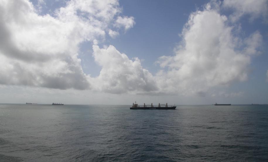 Navios sem prontidão de carga pioram a fila em Paranaguá Nesta sexta-feira (24), dos 106 navios ao largo, 37 estavam aguardando para atracar no Corredor de Exportação.