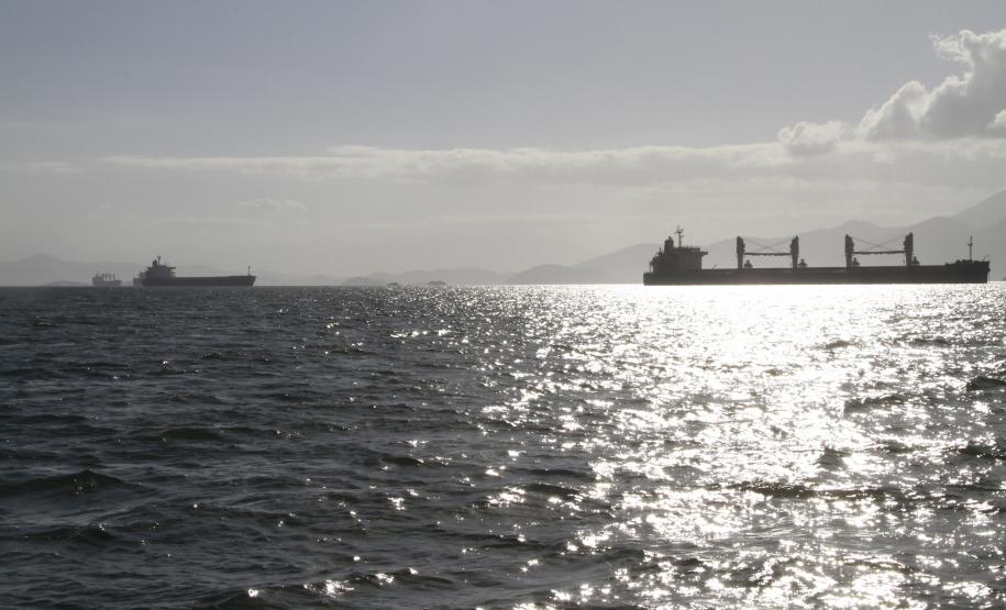 Navios sem prontidão de carga pioram a fila em Paranaguá Muitos navios que estão ao largo no Porto de Paranaguá, aguardando a vez para a atracação, não têm carga consolidada para ser carregada a bordo dos navios.