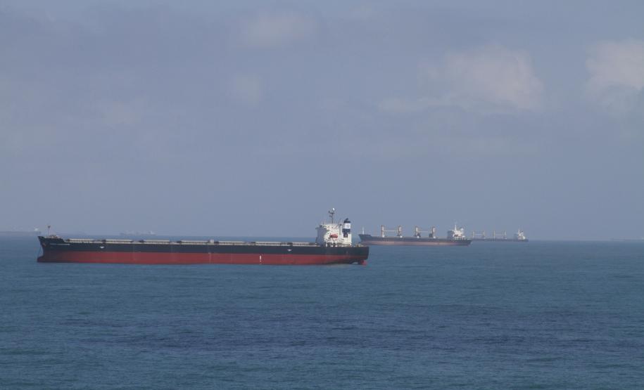 Navios abrem mão de atracar no Porto de Paranaguá por falta de carga Nesta segunda-feira (27), durante a reunião de atracação, foi decidido atracar um navio que tinha apenas 30% da carga disponível sob condição de ser desatracado assim que terminar de carregar e entrar novamente na espera até que o restante da sua carga chegue à cidade.