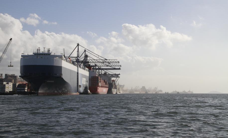 Navios abrem mão de atracar no Porto de Paranaguá por falta de carga “Os navios vêm a Paranaguá sem estar com a carga negociada porque eles preferem posicionar aqui o navio e esperar a chance de embarcar. Isso explica que esta fila é abstrata: o navio está aqui, mas não tem carga para embarcar. O fato de termos 33 navios aguardando não significa incompetência na nossa operação e esta situação comprova isso”, afirma o superintendente dos portos de Paranaguá e Antonina, Luiz Henrique Dividino.