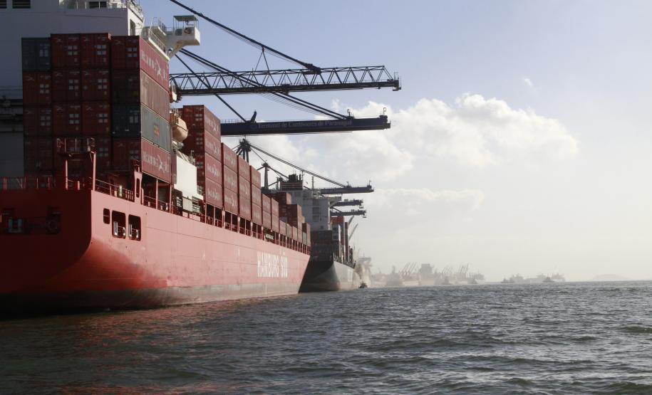 Navios abrem mão de atracar no Porto de Paranaguá por falta de carga Da última quarta-feira (22), até hoje (27), 21 navios abriram mão da vez de atracação no Corredor de Exportação por não terem carga suficiente para embarcar. Com o tempo bom, o Corredor de Exportação embarca diariamente entre 60 e 80 mil toneladas, podendo chegar a uma capacidade máxima de escoamento de 100 mil toneladas por dia.