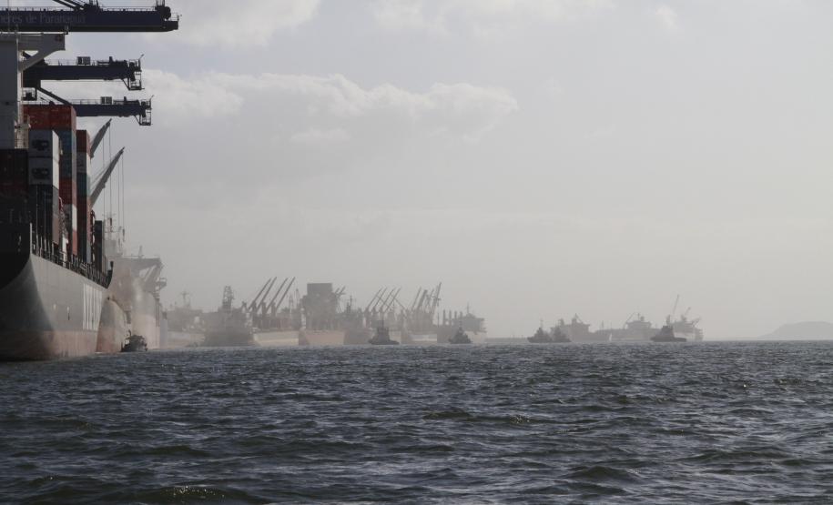 Navios abrem mão de atracar no Porto de Paranaguá por falta de carga Uma situação atípica vem contribuindo para que a fila de navios que aguardam para atracar no Porto de Paranaguá mantenha-se elevada. Embarcações que estão aguardando para atracar no corredor de exportação estão abrindo mão da vez de atracar por falta de carga. O problema começou a se intensificar na semana passada e persiste.