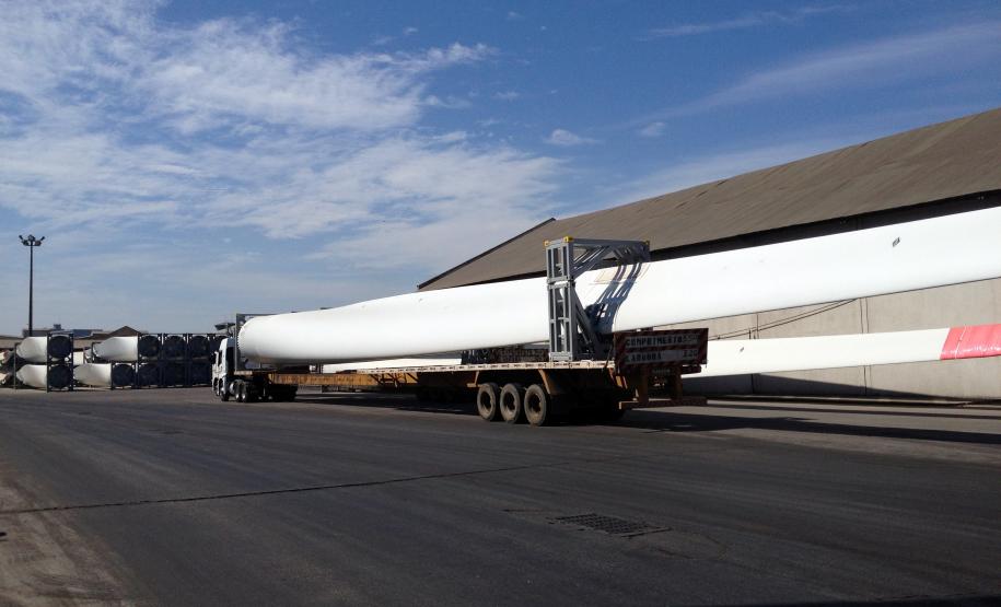 Pás eólicas são exportadas pelo Porto de Paranaguá A operação deste tipo de carga é resultante da participação da Appa, em feiras e eventos do setor Logístico. “Através desses contatos, buscamos trazer a carga geral de volta. Apresentamos as qualidades e facilidades dos portos de Paranaguá e Antonina como, por exemplo, boa mão de obra dos Trabalhadores Portuários Avulsos (TPAs), bons operadores portuários e acesso fácil ao Porto, sendo que a BR 277 termina exatamente no nosso portão principal”, completa o diretor.