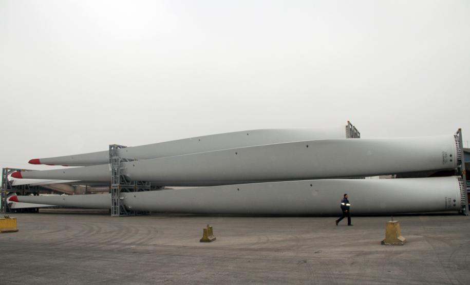 Pás eólicas são exportadas pelo Porto de Paranaguá No final de junho, um estudo logístico foi realizado para saber se o porto paranaense teria condições de realizar uma operação tão específica. Aprovado, a fabricante começou a despachar as peças do Interior de São Paulo para Paranaguá. Até então, as peças eram exportadas pelo Porto de Santos.