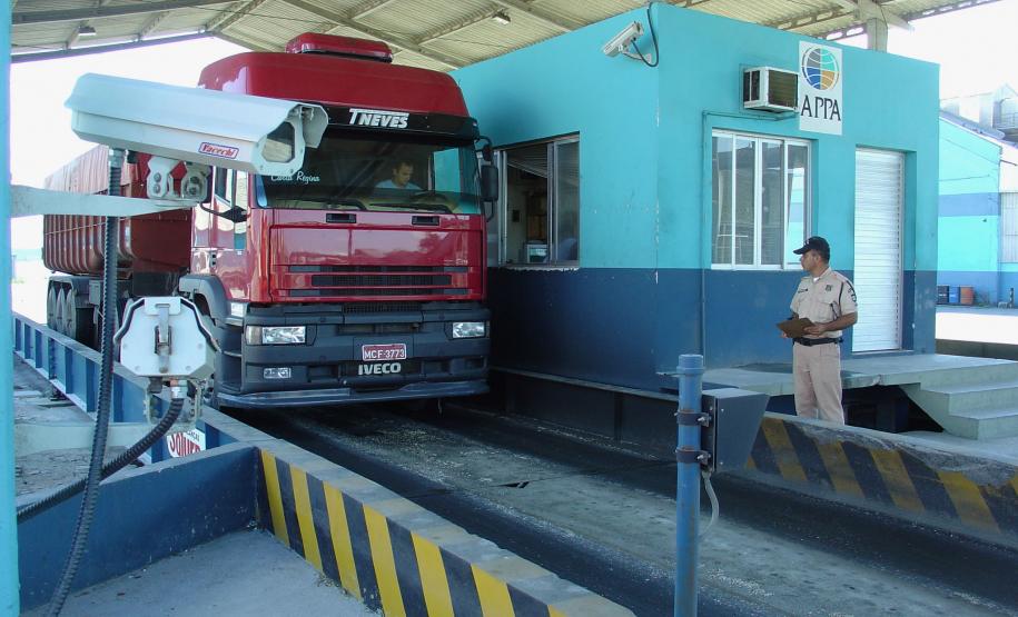 Entrada e saída nos portos paranaenses ficarão mais seguras A partir do final deste mês, o controle de acesso de pessoas e veículos na faixa portuária ficará mais rigoroso. A medida da Administração dos Portos de Paranaguá e Antonina (Appa) atende o que determina o Código Internacional para Segurança de Navios e Instalações Portuárias (ISPS Code) e a Receita Federal do Brasil (RFB).