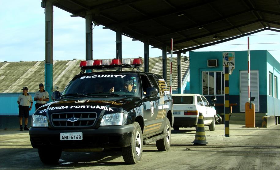 Entrada e saída nos portos paranaenses ficarão mais seguras A partir do final deste mês, o controle de acesso de pessoas e veículos na faixa portuária ficará mais rigoroso. A medida da Administração dos Portos de Paranaguá e Antonina (Appa) atende o que determina o Código Internacional para Segurança de Navios e Instalações Portuárias (ISPS Code) e a Receita Federal do Brasil (RFB).