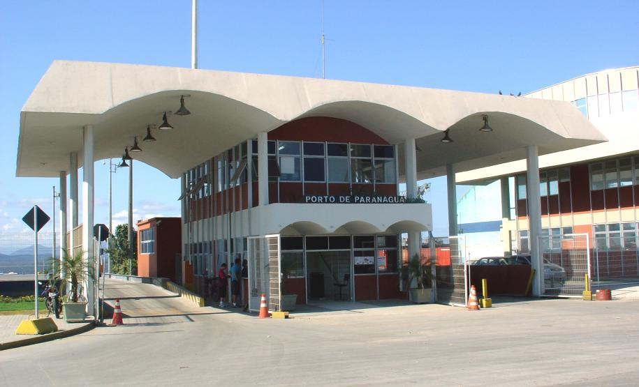 Entrada e saída nos portos paranaenses ficarão mais seguras A partir do final deste mês, o controle de acesso de pessoas e veículos na faixa portuária ficará mais rigoroso. A medida da Administração dos Portos de Paranaguá e Antonina (Appa) atende o que determina o Código Internacional para Segurança de Navios e Instalações Portuárias (ISPS Code) e a Receita Federal do Brasil (RFB).