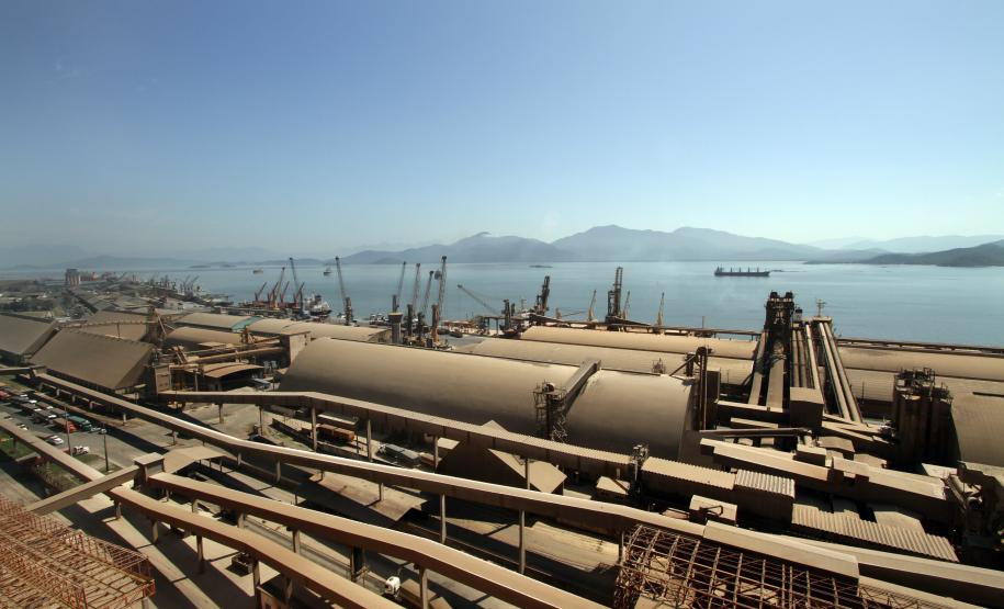 Corredor de Exportação fecha agosto com melhor resultado do ano O volume de grãos exportado pelo complexo do Porto de Paranaguá foi 16,65% maior que o registrado no mesmo mês de 2011, o que representa um acréscimo de 1,7 milhão de toneladas. No acumulado do ano, a movimentação no Corredor de Exportação cresceu 12,59%, somando 11,4 milhões de toneladas. O destaque é o milho, com volume 26,29% superior ao do mesmo período de 201.