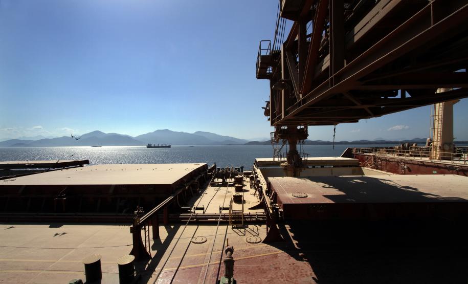 Corredor de Exportação fecha agosto com melhor resultado do ano Pelo Corredor, o Porto de Paranaguá exporta principalmente soja, milho e farelo. Dos três granéis, o milho é o que apresenta maior crescimento. Considerando apenas o mês de agosto, o volume exportado da commodity mais que dobrou. Em 2011, foram pouco mais de 367 mil toneladas de milho exportadas. Em agosto deste ano, 734,5 mil. No acumulado de 2012, o volume total de milho escoado por Paranaguá foi de quase 1,4 milhão de toneladas – 26,29% a mais que no mesmo período no ano passado.