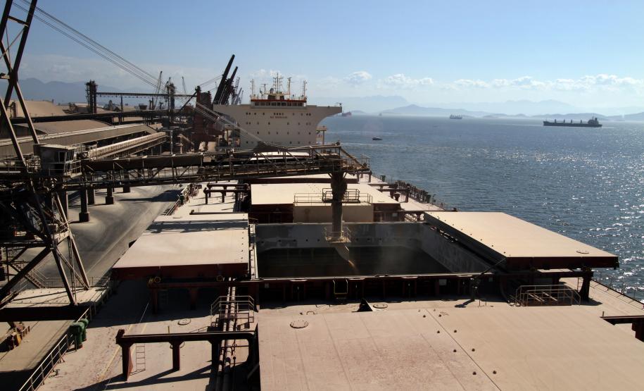 Corredor de Exportação fecha agosto com melhor resultado do ano A movimentação de granéis pelo Corredor de Exportação do Porto de Paranaguá cresceu 12,59% nos primeiros oito meses do ano, em comparação com o mesmo período de 2011