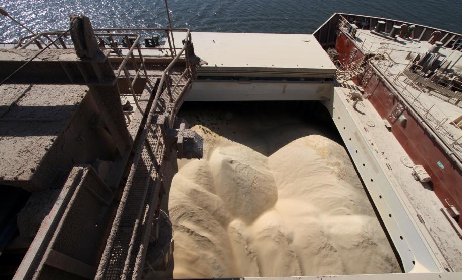 Corredor de Exportação fecha agosto com melhor resultado do ano Soja – De janeiro a agosto deste ano, o volume de soja exportado passou de 6 milhões de toneladas, superando em 15,12% o registrado nos primeiros oito meses de 2011.
Em relação ao farelo de soja, o aumento registrado foi de 13,53%. Nos oito primeiros meses deste ano, foram exportados por Paranaguá mais de 3,5 milhões de toneladas do produto. Em 2011, o volume foi de 3,1 milhões.