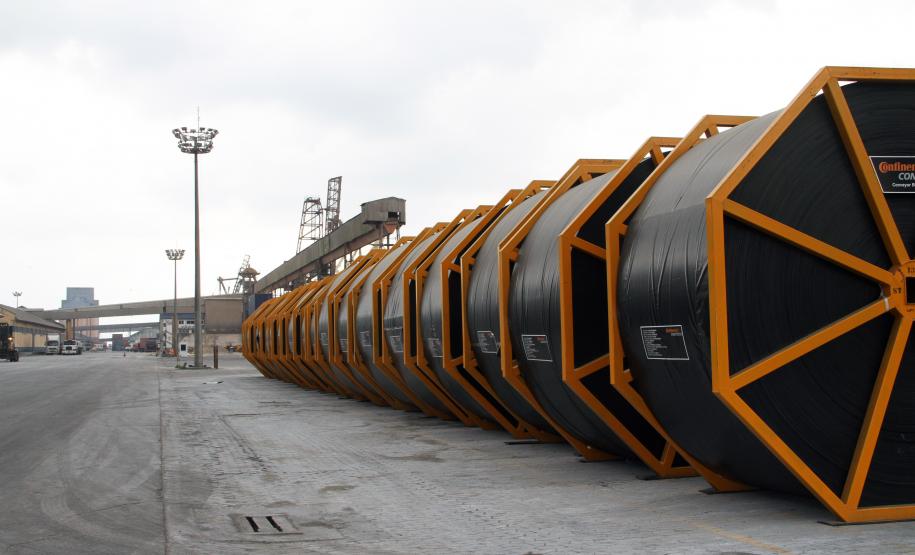 Porto de Paranaguá exporta nova carga especial O Porto de Paranaguá realizou no fim de semana a segunda exportação de carga especial do ano. Trata-se de uma remessa de 18 bobinas de correias transportadoras, fabricadas pela ContiTech, unidade do Grupo Continental instalada em Ponta Grossa, região dos Campos Gerais. A carga foi destinada à empresa Vale, em Moçambique, na África.