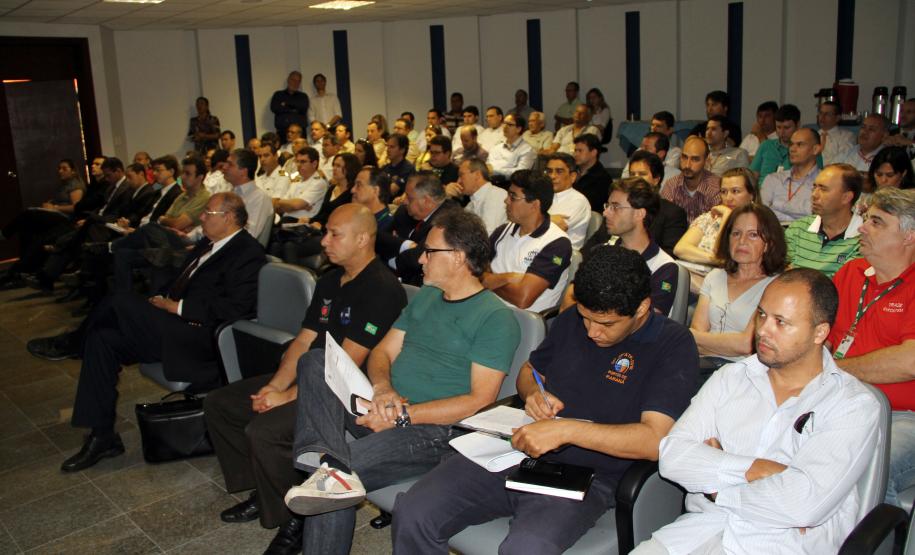 SEP habilita portos de Paranaguá e Antonina para operar com Porto Sem Papel Mais de 20 pessoas de diferentes setores da Administração dos Portos de Paranaguá e Antonina (Appa) – da informática, núcleo ambiental, diretoria empresarial até a operação - passam pelo treinamento. Além desses, somando um total de 80 pessoas, ainda participam da capacitação da SEP, representantes da Polícia Federal, Receita Federal, Marinha, Anvisa e Vigiagro. O treinamento é realizado no auditório do Centro Administrativo do Porto de Paranaguá.