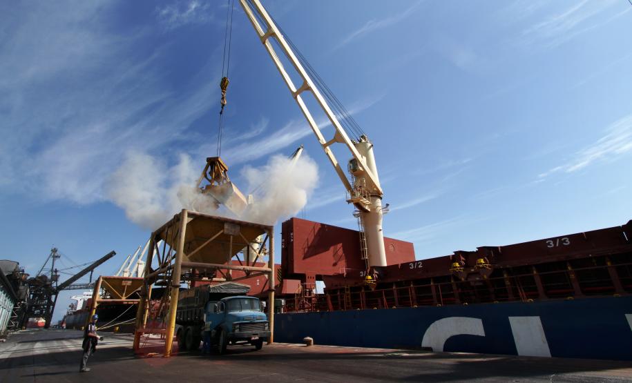 Portos paranaenses já movimentaram mais de 29 milhões de toneladas Importação – Ainda considerando somente o mês de agosto, os produtos de importação que se destacam são os fertilizantes. Destinados principalmente para a lavoura paranaense, foram mais de 916 mil toneladas importadas do produto – 30% a mais que o volume importado em agosto de 2011.