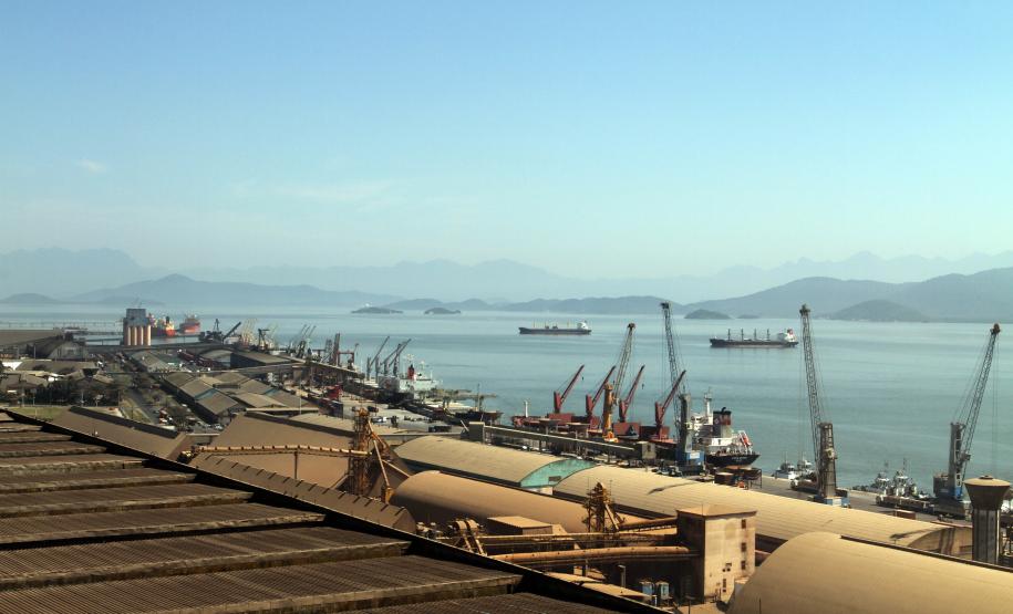 Portos paranaenses já movimentaram mais de 29 milhões de toneladas O superintendente da Appa, Luiz Henrique Dividino, disse que a meta dos portos é chegar ao fim do ano com um movimento de mais de 43 milhões de toneladas. Segundo ele, o objetivo é aumentar o volume de carga geral movimentado, assim como continuar com o crescimento nos demais segmentos. “Porém, entendemos que mais importante que crescer no volume movimentado é atender os nossos clientes e usuários com qualidade, segurança e conforto”, afirma.