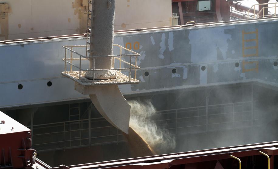 Portos paranaenses já movimentaram mais de 29 milhões de toneladas De janeiro a agosto, entre importação e exportação, o volume de cargas que passou pelos portos de Paranaguá e Antonina, este ano, foi 7% maior em comparação com o mesmo período de 2011. O movimento registrado passou de 29 milhões de toneladas de cargas. O balanço foi divulgado hoje (14) pela Administração dos Portos de Paranaguá e Antonina (Appa).