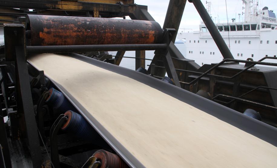 Portos paranaenses já movimentaram mais de 29 milhões de toneladas Agosto – Considerando apenas o último mês, na exportação o que se destaca é o volume de açúcar que foi 41% maior que o registrado em agosto de 2011. Este ano, no mês, foram quase 675 mil toneladas exportadas pelos portos paranaenses.