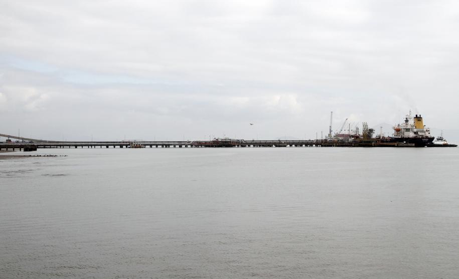 Portos paranaenses já movimentaram mais de 29 milhões de toneladas O destaque está na variação do volume de granéis líquidos. Este ano, com mais de 3,2 milhões de toneladas, a movimentação desses produtos foi 24% maior que em 2011. Os principais responsáveis por esse aumento foram os derivados de petróleo, num total de quase 1,6 milhão de toneladas – nos dois sentidos.