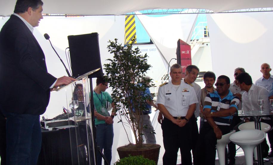 Porto de Antonina recebe Techint Paranaguá – Também nesta segunda-feira (17), foram iniciadas oficialmente as obras de ampliação - em mais 315 metros - do cais leste, onde atracam os navios de contêineres