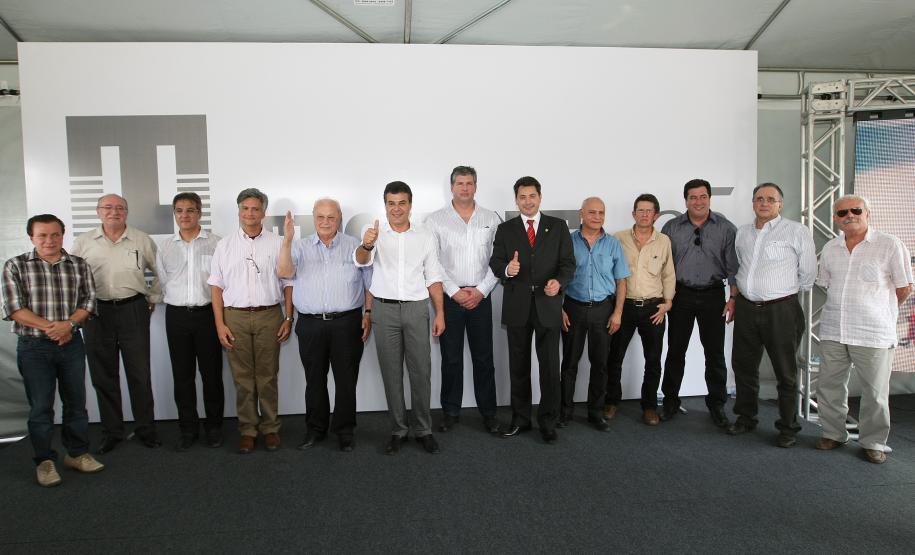 O documento foi assinado pelo Governador Beto Richa, o secretário de Estado de Infraestrutura e Logística, José Richa Filho, o superintendente da Administração dos Portos de Paranaguá e Antonina (Appa), Luiz Henrique Dividino e o diretor do Porto de Antonina, Paulo Scalco.