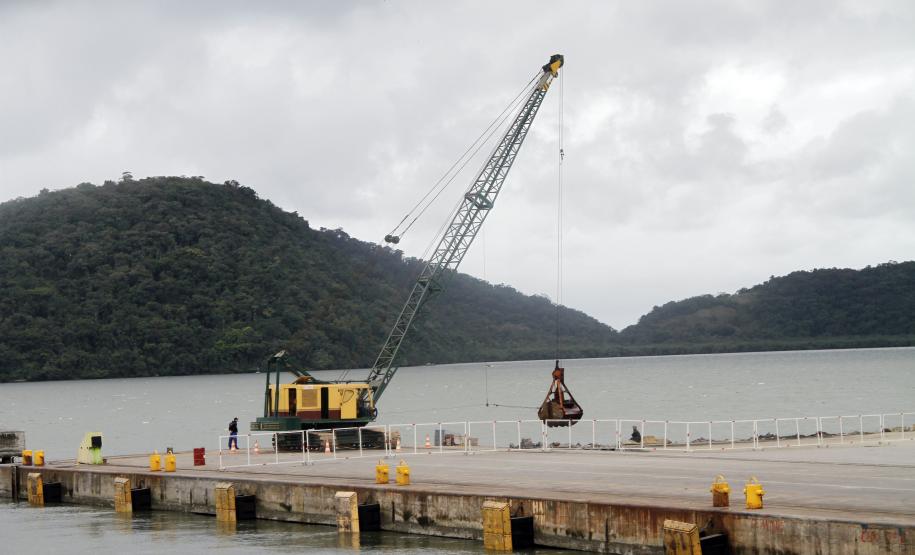 Porto de Antonina recebe Techint Plano - Todas as ações seguem as orientações dos Planos de Desenvolvimento e Zoneamento do Porto Organizado (PDZPO). Tantos as obras do terceiro berço para contêineres no Porto de Paranaguá quanto a nova destinação da área do Porto de Antonina estão previstas pelo Plano de Expansão. Apresentado pelo superintendente da Appa, em abril, o projeto prevê investimentos de recursos próprios, do Governo Federal e da iniciativa privada.