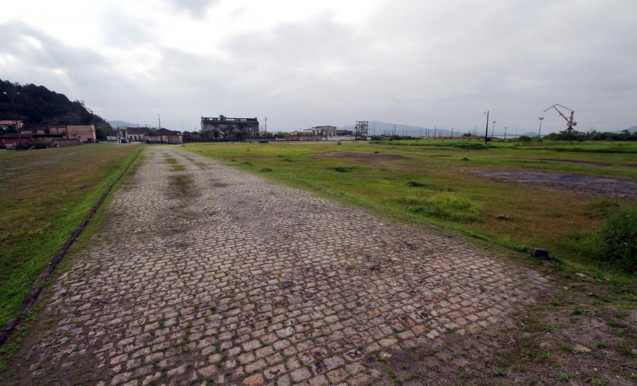 Porto de Antonina recebe Techint Empresa – No Porto de Antonina, a Techint vai desenvolver atividades de engenharia, suprimento, construção e montagem de unidades offshore para atender as demandas advindas do pré-sal - em consonância com o Projeto Pré-Sal do Governo do Estado. Como informa o diretor da empresa no Brasil, Ricardo Ourique, investimentos na ordem de R$500 milhões devem ser aplicados nas unidades de Pontal (há 18 meses em atividade) e Antonina.