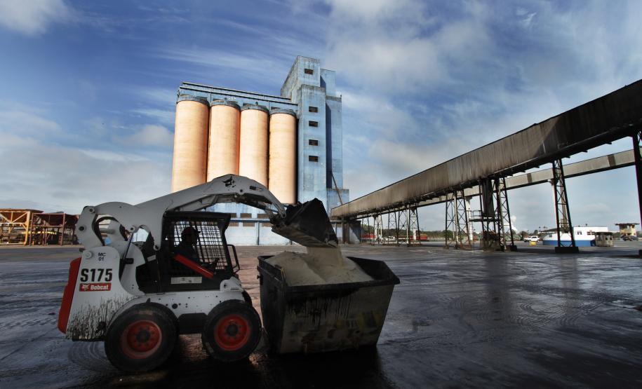 Universidade desenvolve projeto ambiental no Porto de Paranaguá A atividade foi bem recebida pela Appa que, através do Núcleo Ambiental, tem dado apoio aos pesquisadores da Unespar. “Sabemos que o principal desafio dos portos é a questão ambiental. Temos consciência de que para desenvolver o Porto precisamos também promover a educação ambiental e melhorar a gestão do meio ambiente do entorno. É o que estamos fazendo”, comenta o superintendente da Appa, Luiz Henrique Dividino.