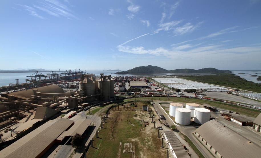 Universidade desenvolve projeto ambiental no Porto de Paranaguá Uma turma de pesquisadores da Universidade Estadual de Filosofia, Ciências e Letras de Paranaguá (Unespar, antes Fafipar) fará o levantamento de todo resíduo sólido, efluentes e fauna nociva da área do Porto de Paranaguá.