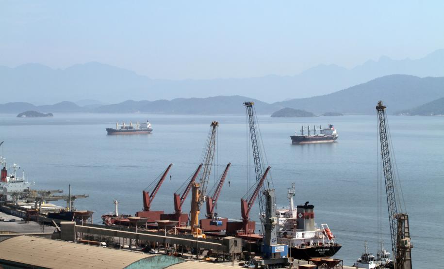 Universidade desenvolve projeto ambiental no Porto de Paranaguá Além de colocar os pesquisadores em contato com as empresas, a Appa tem proporcionado o acesso às áreas portuárias e informações. “Com esse trabalho, os alunos ganham experiência em campo e o próprio Porto de Paranaguá ganha melhores soluções ambientais”, conclui.